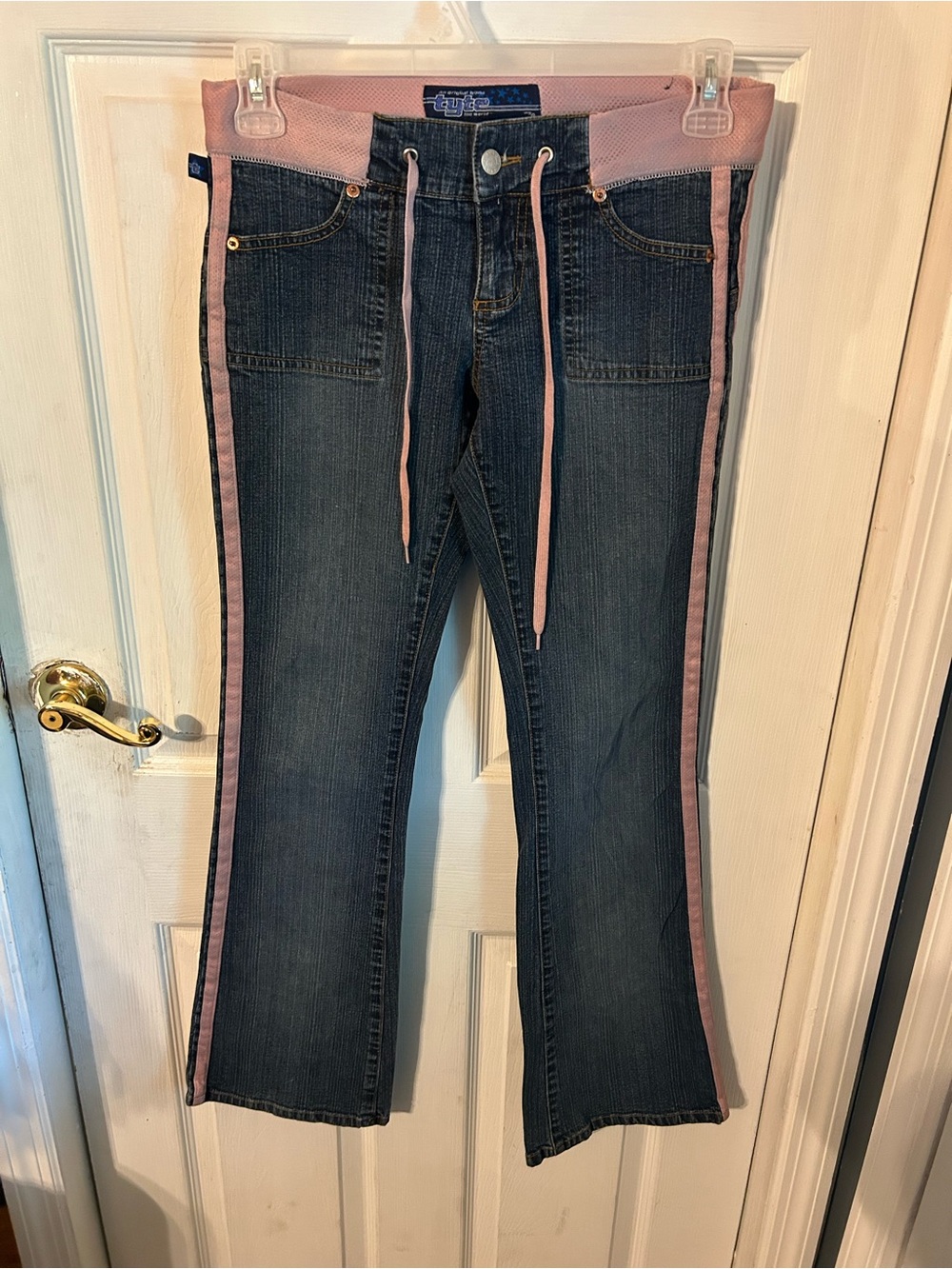 Y2K low rise Tyte Jeans with pink side stripes
#y2k #denim